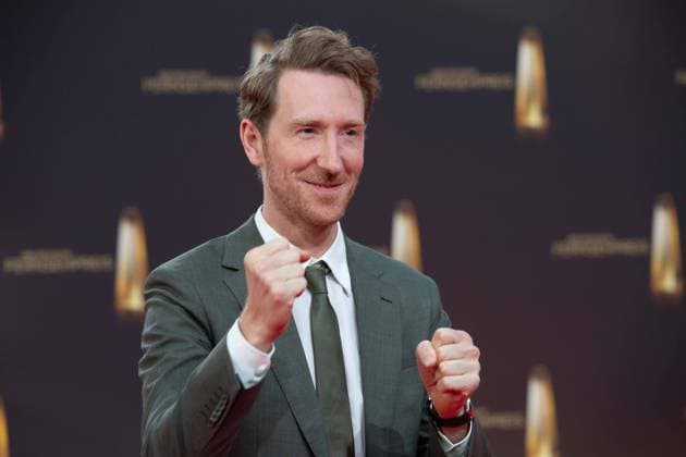 Louis KLAMROTH, Moderator, Talkmaster, Roter Teppich, Red Carpet Show, Ankunft, arrival, Verleihung des Deutschen Fernsehpreises, Der Deutsche Fernsehpreis 2023, Deutscher Fernsehpreis 2023 in den MMC Studios Koeln, am 28.09.2023.