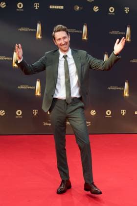 Louis KLAMROTH, Moderator, Talkmaster, Roter Teppich, Red Carpet Show, Ankunft, arrival, Verleihung des Deutschen Fernsehpreises, Der Deutsche Fernsehpreis 2023, Deutscher Fernsehpreis 2023 in den MMC Studios Koeln, am 28.09.2023.