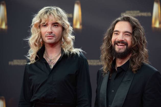 v.l. Bill und Tom KAULITZ, Musiker, Saenger, Tokio Hotel, Roter Teppich, Red Carpet Show, Ankunft, arrival, Verleihung des Deutschen Fernsehpreises, Der Deutsche Fernsehpreis 2023, Deutscher Fernsehpreis 2023 in den MMC Studios Koeln, am 28.09.2023.