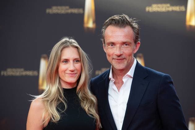 Lukas GREGOROWICZ, Schauspieler, Begleiterin nicht identifiziert Roter Teppich, Red Carpet Show, Ankunft, arrival, Verleihung des Deutschen Fernsehpreises, Der Deutsche Fernsehpreis 2023, Deutscher Fernsehpreis 2023 in den MMC Studios Koeln, am 28.09.2023.