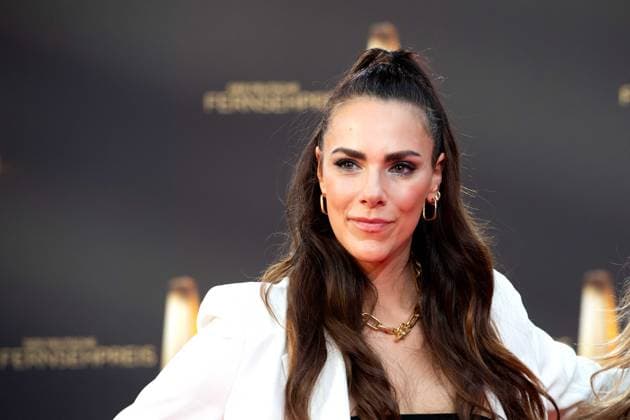 Esther SEDLACZEK, Moderatorin, Roter Teppich, Red Carpet Show, Ankunft, arrival, Verleihung des Deutschen Fernsehpreises, Der Deutsche Fernsehpreis 2023, Deutscher Fernsehpreis 2023 in den MMC Studios Koeln, am 28.09.2023.