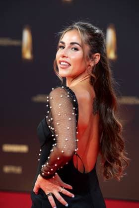 Sarah ENGELS, Saengerin, Roter Teppich, Red Carpet Show, Ankunft, arrival, Verleihung des Deutschen Fernsehpreises, Der Deutsche Fernsehpreis 2023, Deutscher Fernsehpreis 2023 in den MMC Studios Koeln, am 28.09.2023.