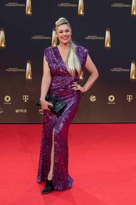 Ruth MOSCHNER, Moderatorin, Roter Teppich, Red Carpet Show, Ankunft, arrival, Verleihung des Deutschen Fernsehpreises, Der Deutsche Fernsehpreis 2023, Deutscher Fernsehpreis 2023 in den MMC Studios Koeln, am 28.09.2023.
