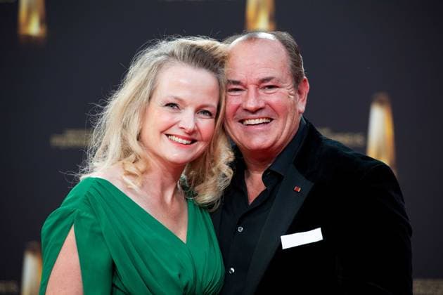 Wolfram KONS, Moderator, mit Ehefrau Alexa, Roter Teppich, Red Carpet Show, Ankunft, arrival, Verleihung des Deutschen Fernsehpreises, Der Deutsche Fernsehpreis 2023, Deutscher Fernsehpreis 2023 in den MMC Studios Koeln, am 28.09.2023.