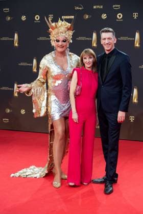 v.l. Olivia JONES, Drag Queen, Steffen HALLASCHKA, Moderator, mit Ehefrau Anne-Katrin, Roter Teppich, Red Carpet Show, Ankunft, arrival, Verleihung des Deutschen Fernsehpreises, Der Deutsche Fernsehpreis 2023, Deutscher Fernsehpreis 2023 in den MMC Studios Koeln, am 28.09.2023.