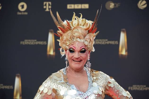 Olivia JONES, Drag Queen, Roter Teppich, Red Carpet Show, Ankunft, arrival, Verleihung des Deutschen Fernsehpreises, Der Deutsche Fernsehpreis 2023, Deutscher Fernsehpreis 2023 in den MMC Studios Koeln, am 28.09.2023.