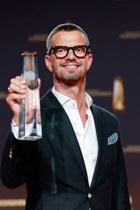 Moderator Joko Winterscheidt zeigt seinen Preis für Beste Doku-Serie für die Prime Video-Sendung Joko Winterscheidt Presents: The WorldÂ’s Most Dangerous Show bei der Gala des Deutschen Fernsehpreis 2023 im Coloneum. Köln, 28.09.2023 NRW Deutschland Copyright: xChristophxHardtx