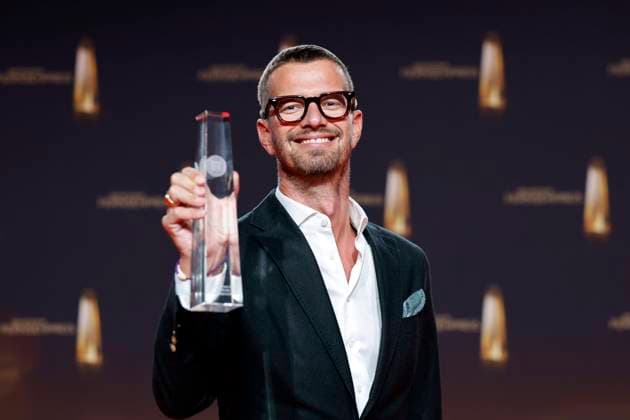 Moderator Joko Winterscheidt zeigt seinen Preis für Beste Doku-Serie für die Prime Video-Sendung Joko Winterscheidt Presents: The WorldÂ’s Most Dangerous Show bei der Gala des Deutschen Fernsehpreis 2023 im Coloneum. Köln, 28.09.2023 NRW Deutschland Copyright: xChristophxHardtx