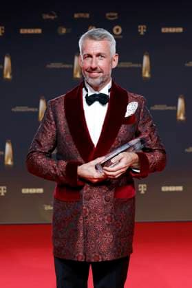 TV-Moderator Sebastian Pufpaff zeigt seinen Preis für die Beste Comedy Late Night für seine ProSieben-Sendung TV Total bei der Gala des Deutschen Fernsehpreis 2023 im Coloneum. Köln, 28.09.2023 NRW Deutschland Copyright: xChristophxHardtx