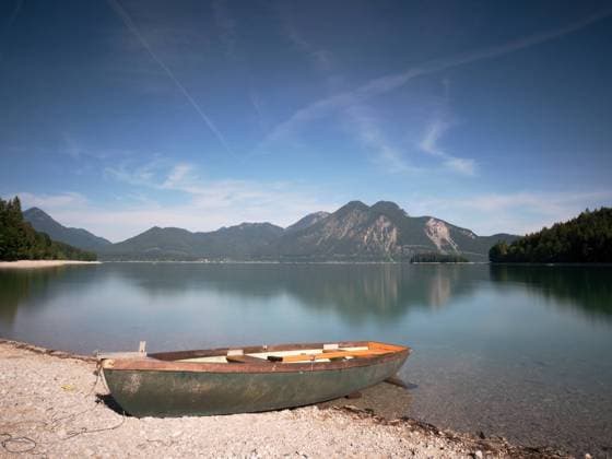 Boat on the stony shore of a mountain lake Walchensee. Boat on the stony shore of a mountain lake Walchensee. Warm spring morning with reflection of mountains in green water level. ,model released, Symbolfoto Copyright: xZoonar.com rdonarx 16002079 ,model released, Symbolfoto ,property released