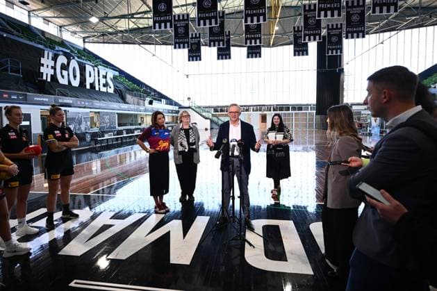 ANTHONY ALBANESE AFL MAGPIES ANNOUNCEMENT, Prime Minister Anthony Albanese during a press conference at Collingwood Football Club, Olympic Park in Melbourne, Friday, September 29, 2023. ( NO ARCHIVING, EDITORIAL USE ONLY, NO USE IN BOOKS WITHOUT CONSENT MELBOURNE VIC AUSTRALIA  Copyright: xJOELxCARRETTx 20230929001846719534