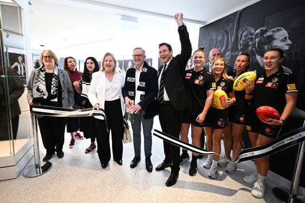 News Bilder des Tages ANTHONY ALBANESE AFL MAGPIES ANNOUNCEMENT, Prime Minister Anthony Albanese, Collingwood president Jeff Browne and AFLW players during a visit to Collingwood Football Club, Olympic Park in Melbourne, Friday, September 29, 2023. ( NO ARCHIVING, EDITORIAL USE ONLY, NO USE IN BOOKS WITHOUT CONSENT MELBOURNE VIC AUSTRALIA  Copyright: xJOELxCARRETTx 20230929001846722313