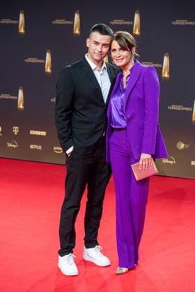 Anja KLIN, Schauspielerin, mit ihrem Sohn Tano, Roter Teppich, Red Carpet Show, Ankunft, arrival, Verleihung des Deutschen Fernsehpreises, Der Deutsche Fernsehpreis 2023, Deutscher Fernsehpreis 2023 in den MMC Studios Koeln, am 28.09.2023.
