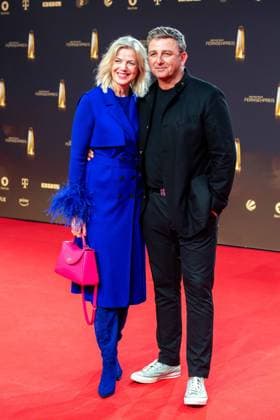 Hans SIGL, Schauspieler, und Ehefrau Susanne SIGL, Saengerin, Roter Teppich, Red Carpet Show, Ankunft, arrival, Verleihung des Deutschen Fernsehpreises, Der Deutsche Fernsehpreis 2023, Deutscher Fernsehpreis 2023 in den MMC Studios Koeln, am 28.09.2023.