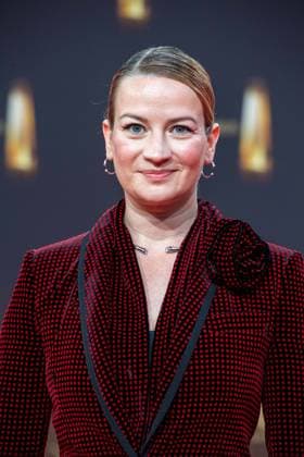 Nina GUMMICH, Saengerin, Roter Teppich, Red Carpet Show, Ankunft, arrival, Verleihung des Deutschen Fernsehpreises, Der Deutsche Fernsehpreis 2023, Deutscher Fernsehpreis 2023 in den MMC Studios Koeln, am 28.09.2023.