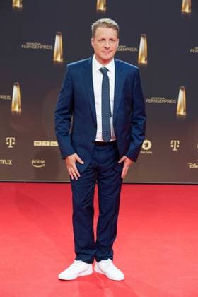Oliver POCHER, Moderator, Roter Teppich, Red Carpet Show, Ankunft, arrival, Verleihung des Deutschen Fernsehpreises, Der Deutsche Fernsehpreis 2023, Deutscher Fernsehpreis 2023 in den MMC Studios Koeln, am 28.09.2023.