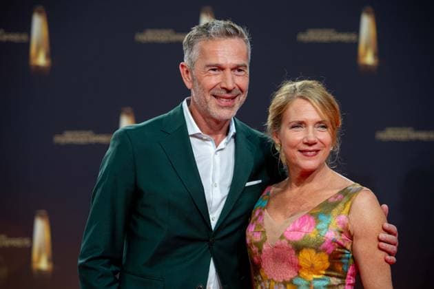 Dirk Steffens und Dr. Sabine Armsen, Roter Teppich, Red Carpet Show, Ankunft, arrival, Verleihung des Deutschen Fernsehpreises, Der Deutsche Fernsehpreis 2023, Deutscher Fernsehpreis 2023 in den MMC Studios Koeln, am 28.09.2023.