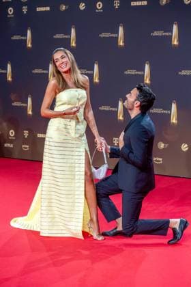 Giovanni ZARRELLA, Entertainer, und Ehefrau Jana Ina ZARRELLA, Roter Teppich, Red Carpet Show, Ankunft, arrival, Verleihung des Deutschen Fernsehpreises, Der Deutsche Fernsehpreis 2023, Deutscher Fernsehpreis 2023 in den MMC Studios Koeln, am 28.09.2023.