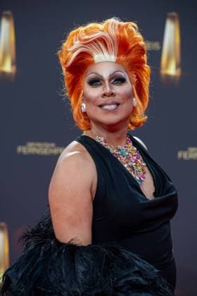 Catherine LECLERY, Drag Queen Roter Teppich, Red Carpet Show, Ankunft, arrival, Verleihung des Deutschen Fernsehpreises, Der Deutsche Fernsehpreis 2023, Deutscher Fernsehpreis 2023 in den MMC Studios Koeln, am 28.09.2023.