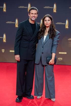 Tom BECK, Schauspieler, und Partnerin Chryssanthi KAVAZI, Roter Teppich, Red Carpet Show, Ankunft, arrival, Verleihung des Deutschen Fernsehpreises, Der Deutsche Fernsehpreis 2023, Deutscher Fernsehpreis 2023 in den MMC Studios Koeln, am 28.09.2023.