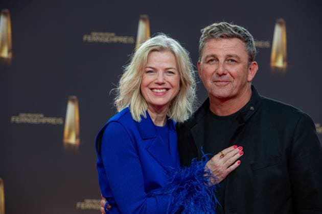 Hans SIGL, Schauspieler, und Ehefrau Susanne SIGL, Saengerin, Roter Teppich, Red Carpet Show, Ankunft, arrival, Verleihung des Deutschen Fernsehpreises, Der Deutsche Fernsehpreis 2023, Deutscher Fernsehpreis 2023 in den MMC Studios Koeln, am 28.09.2023.