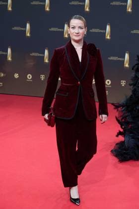 Nina GUMMICH, Saengerin, Roter Teppich, Red Carpet Show, Ankunft, arrival, Verleihung des Deutschen Fernsehpreises, Der Deutsche Fernsehpreis 2023, Deutscher Fernsehpreis 2023 in den MMC Studios Koeln, am 28.09.2023.