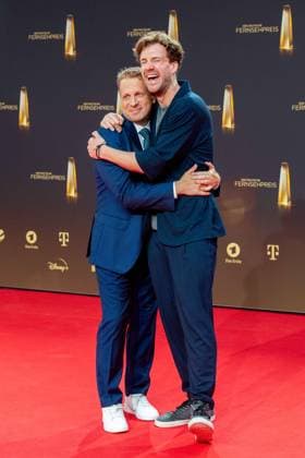 v.l. Oliver POCHER, Moderator, Luke MOCKRIDGE, Comedian, Roter Teppich, Red Carpet Show, Ankunft, arrival, Verleihung des Deutschen Fernsehpreises, Der Deutsche Fernsehpreis 2023, Deutscher Fernsehpreis 2023 in den MMC Studios Koeln, am 28.09.2023.