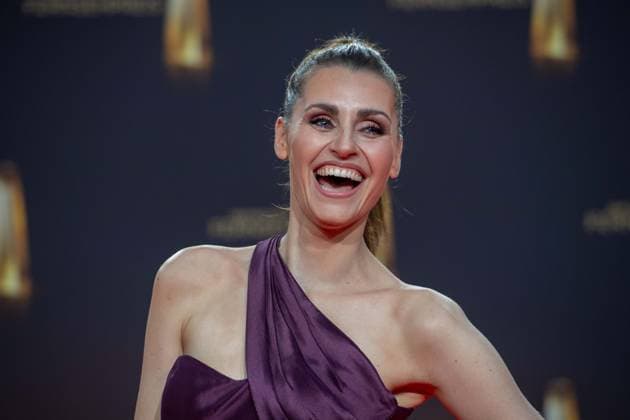 Bella LESNIK, Moderatorin, Roter Teppich, Red Carpet Show, Ankunft, arrival, Verleihung des Deutschen Fernsehpreises, Der Deutsche Fernsehpreis 2023, Deutscher Fernsehpreis 2023 in den MMC Studios Koeln, am 28.09.2023.