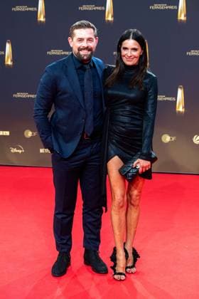 Klaus HEUFER-UMLAUF, Moderator mit Doris GOLPASCHIN, Roter Teppich, Red Carpet Show, Ankunft, arrival, Verleihung des Deutschen Fernsehpreises, Der Deutsche Fernsehpreis 2023, Deutscher Fernsehpreis 2023 in den MMC Studios Koeln, am 28.09.2023.