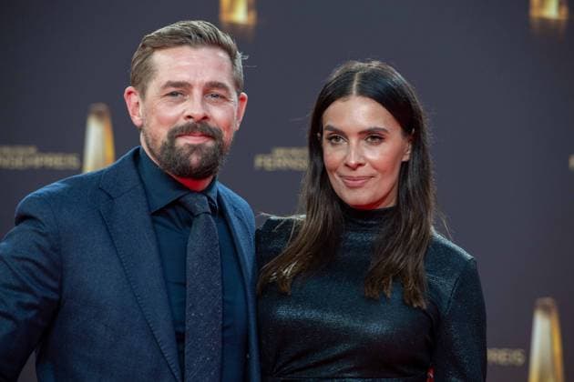 Klaus HEUFER-UMLAUF, Moderator mit Doris GOLPASCHIN, Roter Teppich, Red Carpet Show, Ankunft, arrival, Verleihung des Deutschen Fernsehpreises, Der Deutsche Fernsehpreis 2023, Deutscher Fernsehpreis 2023 in den MMC Studios Koeln, am 28.09.2023.
