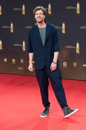 Luke MOCKRIDGE, Comedian, Roter Teppich, Red Carpet Show, Ankunft, arrival, Verleihung des Deutschen Fernsehpreises, Der Deutsche Fernsehpreis 2023, Deutscher Fernsehpreis 2023 in den MMC Studios Koeln, am 28.09.2023.