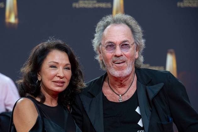 Hugo Egon BALDER, Moderator, mit Ehefrau Elena, Roter Teppich, Red Carpet Show, Ankunft, arrival, Verleihung des Deutschen Fernsehpreises, Der Deutsche Fernsehpreis 2023, Deutscher Fernsehpreis 2023 in den MMC Studios Koeln, am 28.09.2023.