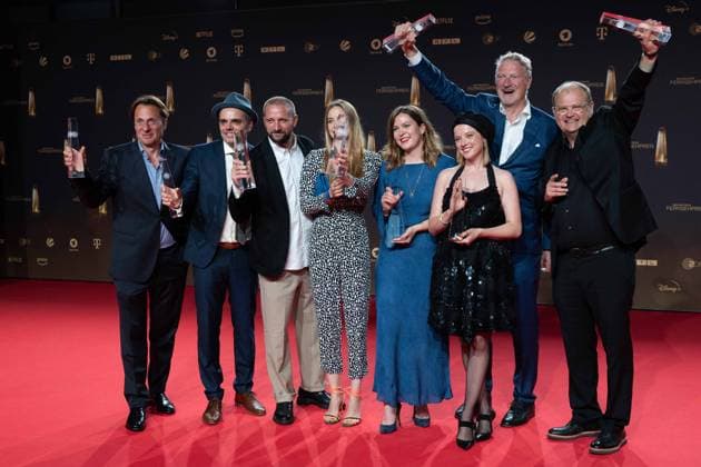 Preistraeger Jella HAASE, Schauspielerin, 3.v.r. und das Team des Films KLEO, Kategorie Beste Drama-Serie, Verleihung des Deutschen Fernsehpreises, Der Deutsche Fernsehpreis 2023, Deutscher Fernsehpreis 2023 in den MMC Studios Koeln, am 28.09.2023.