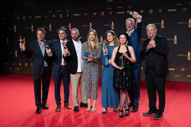 Preistraeger Jella HAASE, Schauspielerin, 3.v.r. und das Team des Films KLEO, Kategorie Beste Drama-Serie, Verleihung des Deutschen Fernsehpreises, Der Deutsche Fernsehpreis 2023, Deutscher Fernsehpreis 2023 in den MMC Studios Koeln, am 28.09.2023.