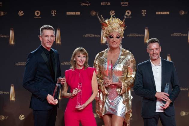 Preistraeger v.l. Steffen HALLASCHKA und Frau Anne-Katrin, Olivia JONES, xxxx, Kategorie Bestes Infotainment Sterben fuer Anfaenger, Verleihung des Deutschen Fernsehpreises, Der Deutsche Fernsehpreis 2023, Deutscher Fernsehpreis 2023 in den MMC Studios Koeln, am 28.09.2023.