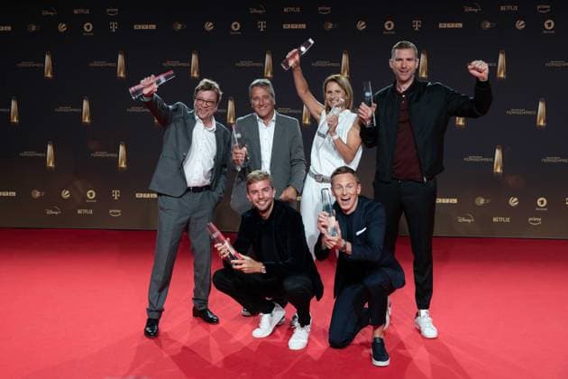 Preistraeger das Team des ZDF mit u.a. Bela RETHY, links, Katrin MUELLER-HOHENSTEIN, christoph KRAMER (vorne links), Kategorie Beste Sportsendung Verleihung des Deutschen Fernsehpreises, Der Deutsche Fernsehpreis 2023, Deutscher Fernsehpreis 2023 in den MMC Studios Koeln, am 28.09.2023.