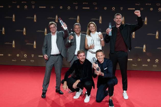 Preistraeger das Team des ZDF mit u.a. Bela RETHY, links, Katrin MUELLER-HOHENSTEIN, christoph KRAMER (vorne links), Kategorie Beste Sportsendung Verleihung des Deutschen Fernsehpreises, Der Deutsche Fernsehpreis 2023, Deutscher Fernsehpreis 2023 in den MMC Studios Koeln, am 28.09.2023.