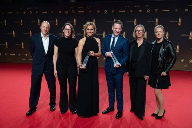 Preistraeger das Team der Tagesthemen, mit Caren MISOGA (3.v.l.) Reporter Vassili GOLOD (4.v.l.) Kategorie Beste Information Tagesthemen live aus Kiew, Verleihung des Deutschen Fernsehpreises, Der Deutsche Fernsehpreis 2023, Deutscher Fernsehpreis 2023 in den MMC Studios Koeln, am 28.09.2023.