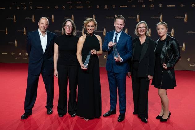 Preistraeger das Team der Tagesthemen, mit Caren MISOGA (3.v.l.) Reporter Vassili GOLOD (4.v.l.) Kategorie Beste Information Tagesthemen live aus Kiew, Verleihung des Deutschen Fernsehpreises, Der Deutsche Fernsehpreis 2023, Deutscher Fernsehpreis 2023 in den MMC Studios Koeln, am 28.09.2023.