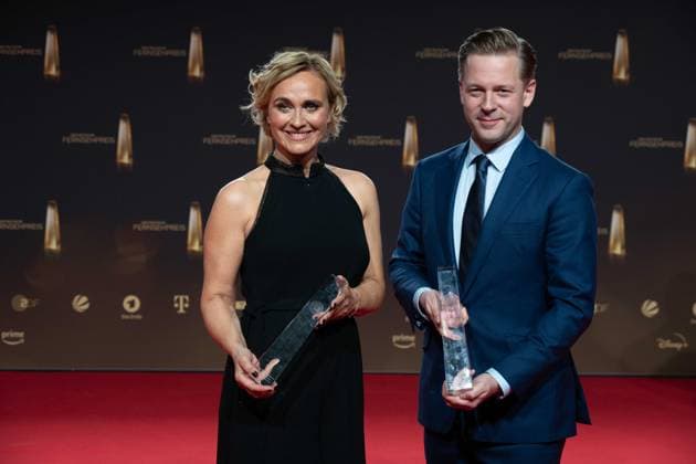 Preistraeger das Team der Tagesthemen, mit Caren MISOGA Reporter Vassili GOLOD Kategorie Beste Information Tagesthemen live aus Kiew, Verleihung des Deutschen Fernsehpreises, Der Deutsche Fernsehpreis 2023, Deutscher Fernsehpreis 2023 in den MMC Studios Koeln, am 28.09.2023.