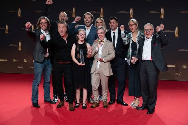Preistraeger Tim MAELZER (3.v.r.), Koch, und sein Team, Kategorie Beste Unterhaltung Bestes Factual Entertainment fuer zum Schwarzwaelder Hirsch - eine aussergewoehnliche Kuechencrew, Verleihung des Deutschen Fernsehpreises, Der Deutsche Fernsehpreis 2023, Deutscher Fernsehpreis 2023 in den MMC Studios Koeln, am 28.09.2023.
