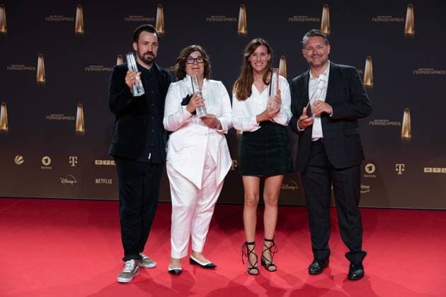 Preistraeger Jan KOEPPEN, links, Moderator und sein Team, Kategorie Beste Unterhaltung Reality fuer Ich bin ein Star - holt mich hier raus (Dschungelcamp) Verleihung des Deutschen Fernsehpreises, Der Deutsche Fernsehpreis 2023, Deutscher Fernsehpreis 2023 in den MMC Studios Koeln, am 28.09.2023.