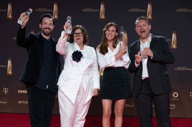 Preistraeger Jan KOEPPEN, links, Moderator und sein Team, Kategorie Beste Unterhaltung Reality fuer Ich bin ein Star - holt mich hier raus (Dschungelcamp) Verleihung des Deutschen Fernsehpreises, Der Deutsche Fernsehpreis 2023, Deutscher Fernsehpreis 2023 in den MMC Studios Koeln, am 28.09.2023.