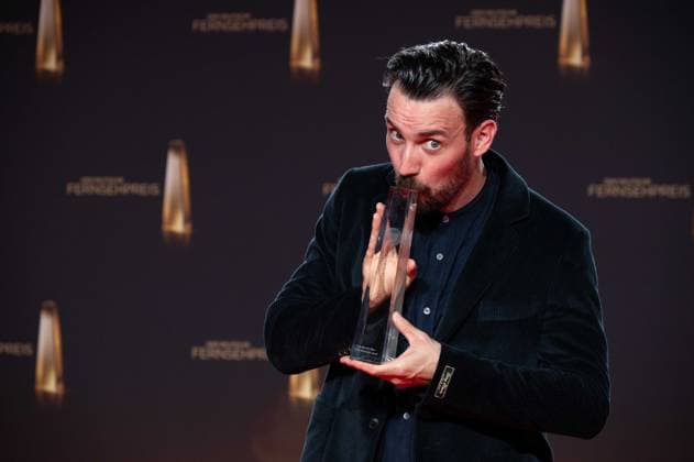 Preistraeger Jan KOEPPEN, Moderator Kategorie Beste Unterhaltung Reality fuer Ich bin ein Star - holt mich hier raus (Dschungelcamp) Verleihung des Deutschen Fernsehpreises, Der Deutsche Fernsehpreis 2023, Deutscher Fernsehpreis 2023 in den MMC Studios Koeln, am 28.09.2023.