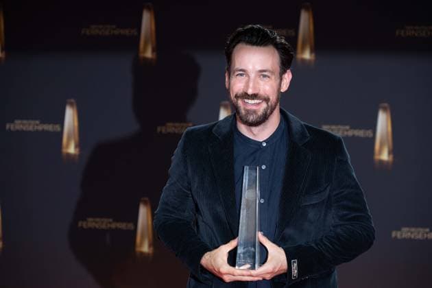 Preistraeger Jan KOEPPEN, Moderator Kategorie Beste Unterhaltung Reality fuer Ich bin ein Star - holt mich hier raus (Dschungelcamp) Verleihung des Deutschen Fernsehpreises, Der Deutsche Fernsehpreis 2023, Deutscher Fernsehpreis 2023 in den MMC Studios Koeln, am 28.09.2023.