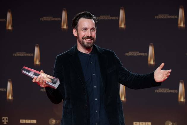 Preistraeger Jan KOEPPEN, Moderator Kategorie Beste Unterhaltung Reality fuer Ich bin ein Star - holt mich hier raus (Dschungelcamp) Verleihung des Deutschen Fernsehpreises, Der Deutsche Fernsehpreis 2023, Deutscher Fernsehpreis 2023 in den MMC Studios Koeln, am 28.09.2023.