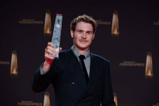 Preistraeger Philip FROISSANT, Schauspieler Kategorie Bester Schauspieler fuer Die Kaiserin, Verleihung des Deutschen Fernsehpreises, Der Deutsche Fernsehpreis 2023, Deutscher Fernsehpreis 2023 in den MMC Studios Koeln, am 28.09.2023.