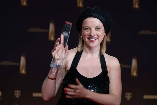 Preistraeger Jella HAASE, Schauspielerin, Kategorie Schauspielerin fuer Kleo, Verleihung des Deutschen Fernsehpreises, Der Deutsche Fernsehpreis 2023, Deutscher Fernsehpreis 2023 in den MMC Studios Koeln, am 28.09.2023.