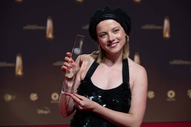 Preistraeger Jella HAASE, Schauspielerin, Kategorie Schauspielerin fuer Kleo, Verleihung des Deutschen Fernsehpreises, Der Deutsche Fernsehpreis 2023, Deutscher Fernsehpreis 2023 in den MMC Studios Koeln, am 28.09.2023.