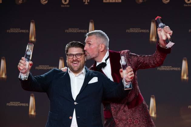 Preistraeger v.l. Andreass LECHNER, Redakteur, und Sebstian PUFPAFF, Moderator, Kategorie Beste Comedy Late Night, TV Total, Verleihung des Deutschen Fernsehpreises, Der Deutsche Fernsehpreis 2023, Deutscher Fernsehpreis 2023 in den MMC Studios Koeln, am 28.09.2023.